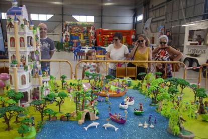 Grandes y pequeños disfrutaron ayer de los dioramas expuestos en el Pavelló Firal de Agramunt. 