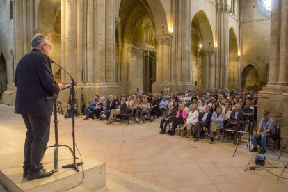 El presidente de los Amics de la Seu Vella, ayer en el monumento con Josep Vallverdú en primera fila.