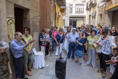 La ruta poética itinerante por Guissona partió de la casa natal de Pàmias, en la calle de Les Botigues.