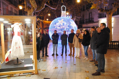 La inauguració de l’exposició urbana dels vestits de paper.