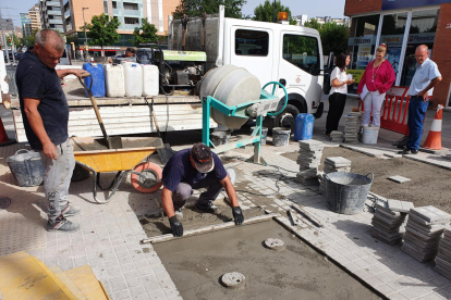 Reparació de la vorera de l’avinguda de l’Estudi General.