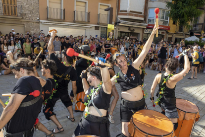 Grupos venidos de varios municipios catalanes se sumaron ayer a los locales para disfrutar del Carnaval de Secà en Cervera. 