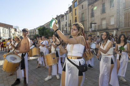 Grupos venidos de varios municipios catalanes se sumaron ayer a los locales para disfrutar del Carnaval de Secà en Cervera. 