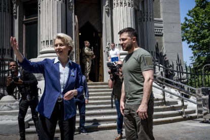 Ursula von der Leyen y Volodimir Zelenski, ayer en las calles de Kiev.