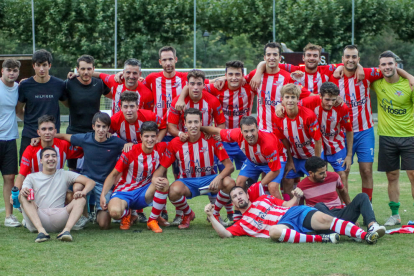 Els jugadors del Pobla de Segur celebren el triomf davant del Tremp.