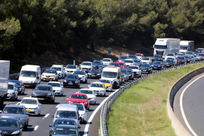 Retenciones en la autopista por un choque en Castellet i la Gornal.