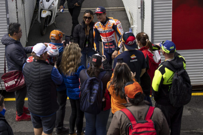 Marc posa amb aficionats al pàdoc del circuit de Phillip Island.