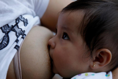La revista 'The Lancet' denuncia que la lactancia materna va a la baja por la influencia de los fabricantes de leche de fórmula