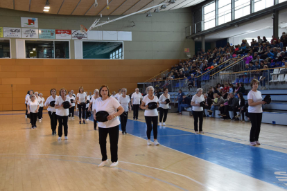 El Palau d’Esports de la Seu d’Urgell va recuperar ahir la Diada Esportiva de la Gent Gran.