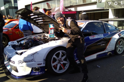 Joan Caballer posa con el trofeo y el coche.