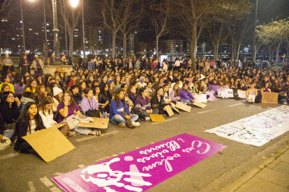 La protesta de la Coordinadora 8M, que va acabar davant de l'ajuntament amb la lectura del manifest