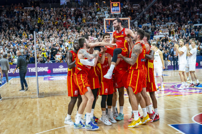 Els jugadors espanyols celebren la victòria davant d’Alemanya i el pas a la final.