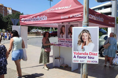 Imagen de la carpa de Sumar-En Comú Podem en el mercado de Barris Nord, en Lleida ciudad. 