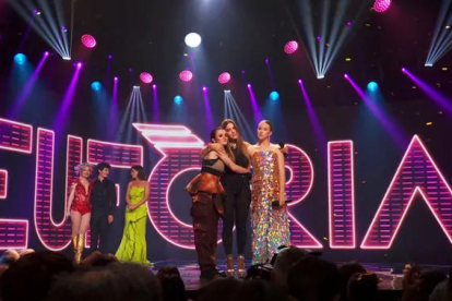 La tres finalistas, en el plató de ‘Eufòria’ y los presentadores detrás.