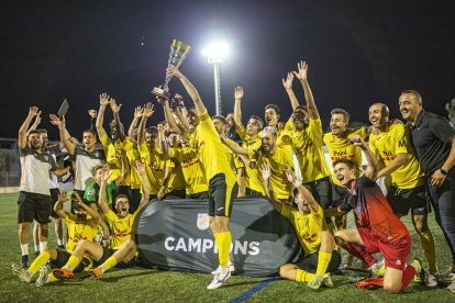 Els jugadors del Mollerussa, amb el trofeu de Copa Lleida que van aconseguir al superar ahir l’Atlètic Lleida.