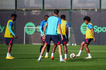 Jules Koundé fa una passada, ahir durant la sessió d’entrenament que va realitzar amb el grup.