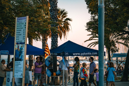 La carpa del PP de Lleida ayer en el paseo junto a la playa de Cambrils.