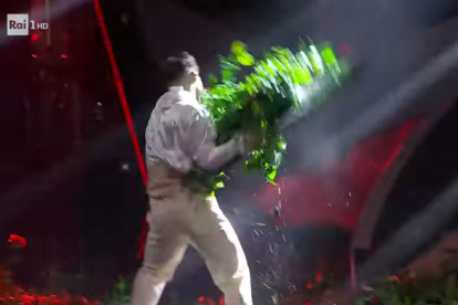 Frame del vídeo que muestra como el cantante Blanco destrozó el escenario del Festival de Sanremo
