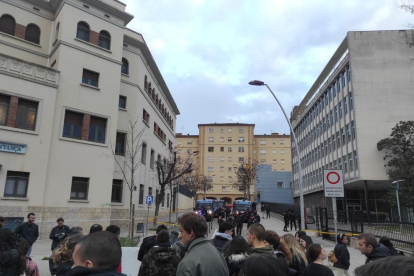 Concentración ante la comisaría de la policía española en Lleida por la detención de seis militantes de Arran.
