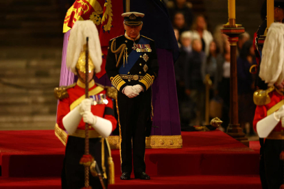 El rei Carles III vetllant ahir el taüt de la seua mare a Westminster.