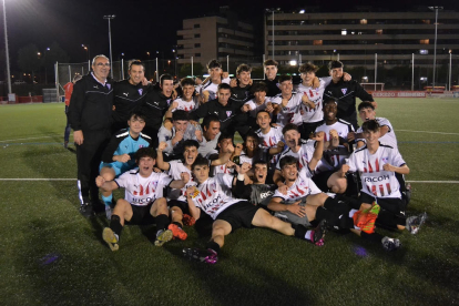 La plantilla del At. Segre celebra el ascenso a Nacional tras ganar al Vilanova i la Geltrú.