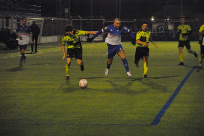 Adrià intenta irse de dos jugadores del Sabadell B ayer durante el partido.