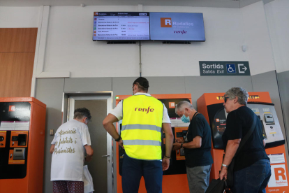 Muchos usuarios se quedaron sin transporte y Renfe ofreció como alternativa un servicio de autobuses.