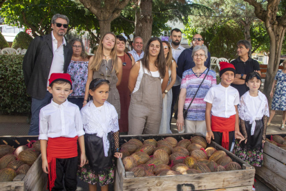 Conxita Solans, a la dreta, en un dels pocs estands dedicats a la venda de melons.