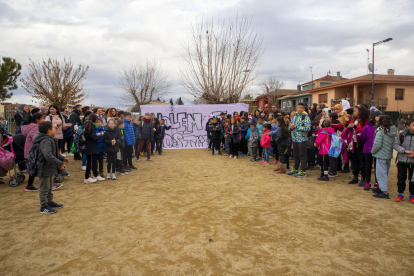 La protesta de ayer por la tarde de familias y alumnos de la escuela Mestre Ignasi Peraire de Mollerussa. 
