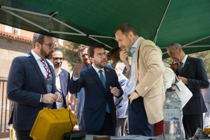 Pere Aragonès parla amb el director general de Conservació d’Adif, Àngel Contreras, ahir acompanyat pel conseller Juli Fernàndez.