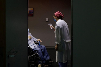 Imagen de un sanitario atendiendo a un paciente, en una imagen de archivo.