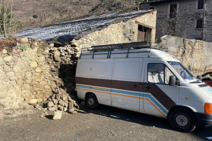 Imagen del muro que cayó sobre una furgoneta en Esterri d’Àneu.