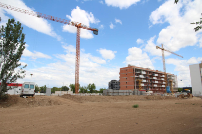 Imagen de un bloque de viviendas en construcción en la zona de expansión de Copa d’Or. 