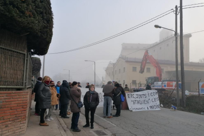 Els manifestants tallen el carrer d'Oriol Martorell.