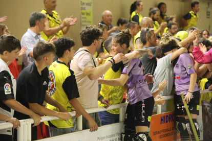 Jugadores del Vila-sana celebren davant dels aficionats un dels gols contra el Palau de Plegamans.