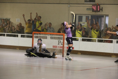 Jugadores del Vila-sana celebren davant dels aficionats un dels gols contra el Palau de Plegamans.