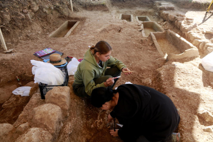 Las excavaciones al yacimiento de Santa Coloma de Àger dejan al descubierto sarcófagos y los restos de seis individuos