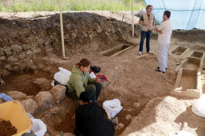 Les excavacions al jaciment de Santa Coloma d'Àger deixen al descobert sarcòfags i les restes de sis individus