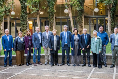 El rector y candidato a la reelección, junto a todo su equipo.