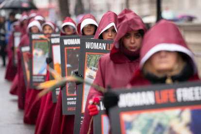 Francia.  Las francesas incluyeron en sus protestas consignas contra la reforma de pensiones, que se espera afecte doblemente a las mujeres.