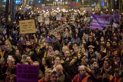 Francia.  Las francesas incluyeron en sus protestas consignas contra la reforma de pensiones, que se espera afecte doblemente a las mujeres.