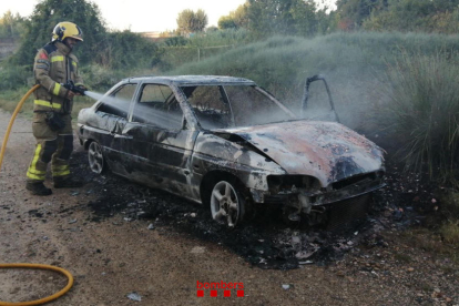 Els Bombers apaguen un foc d'un vehicle, que ha cremat tota la nit, a Alfarràs