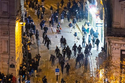 Un muerto y unos 250 detenidos en Francia en las celebraciones de la victoria