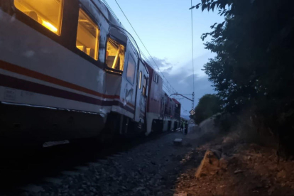 Vista del tren regional implicat ahir en la col·lisió a Vila-seca.
