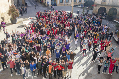 Cervera. La capital de la Segarra va celebrar el 8M a la plaça Santa Anna amb la lectura del manifest reivindicatiu i el ball de la Miliciana.