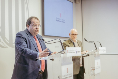 El conseller d'Interior i el director del Servei Català de Trànsit presentant el programa.