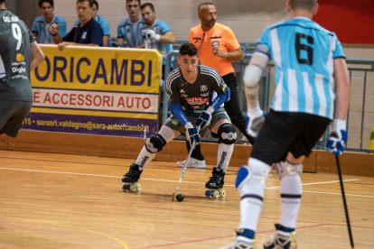 Nico Ojeda, nuevo fichaje del Llista, conduce la bola ante un rival