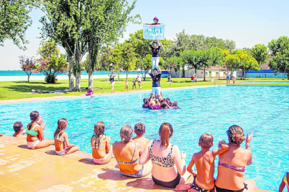 Decenas de personas se dieron el chapuzón solidario en las piscinas de Les Borges Blanques. 