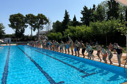 Decenas de personas se dieron el chapuzón solidario en las piscinas de Les Borges Blanques. 