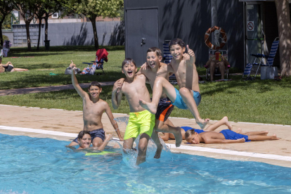 Decenas de personas se dieron el chapuzón solidario en las piscinas de Les Borges Blanques. 